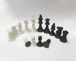 Фотография Шахматные фигуры пластиковые средние d=22-30 мм, высота 36-78 мм [=city]